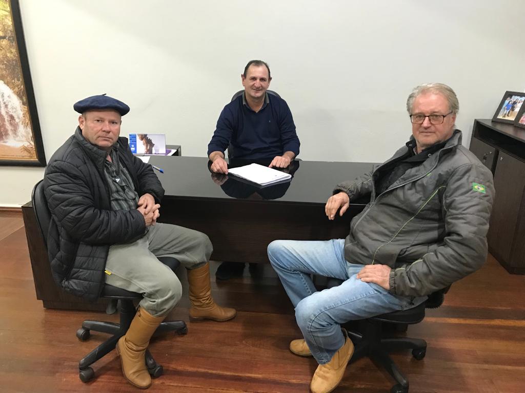 Governo Municipal assina Termo de Fomento que beneficia produtores de leite do município